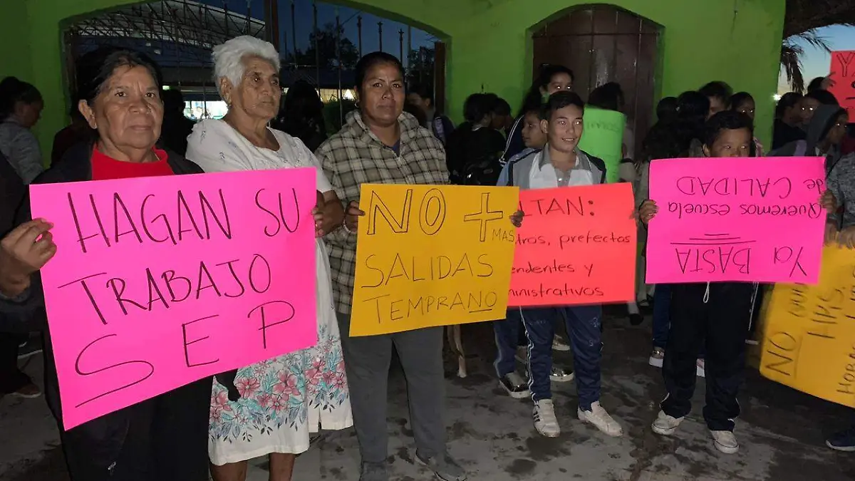 02 Padres de Familia toman Secundaria de Bermejillo